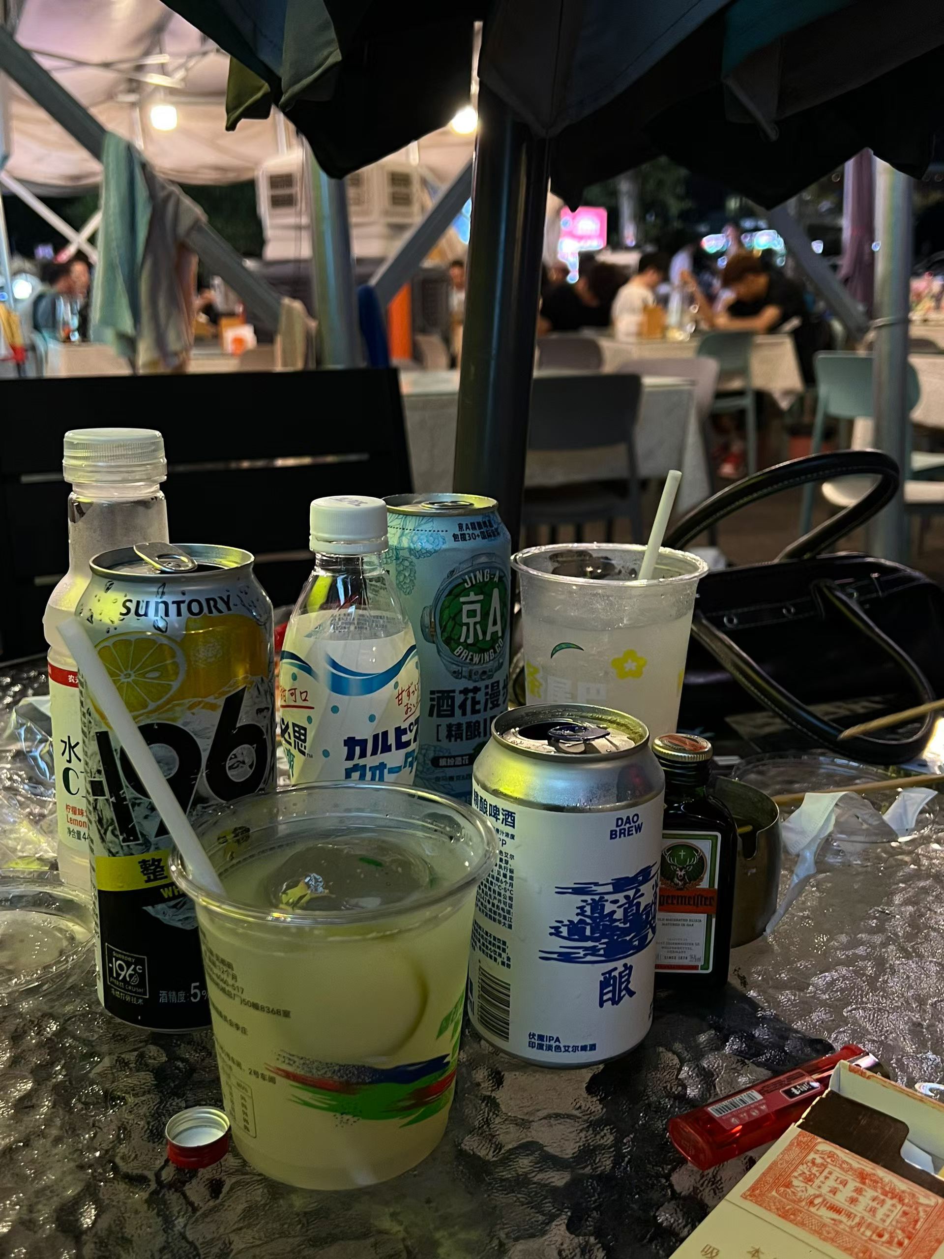 夜色中被彩色光点照亮的城市