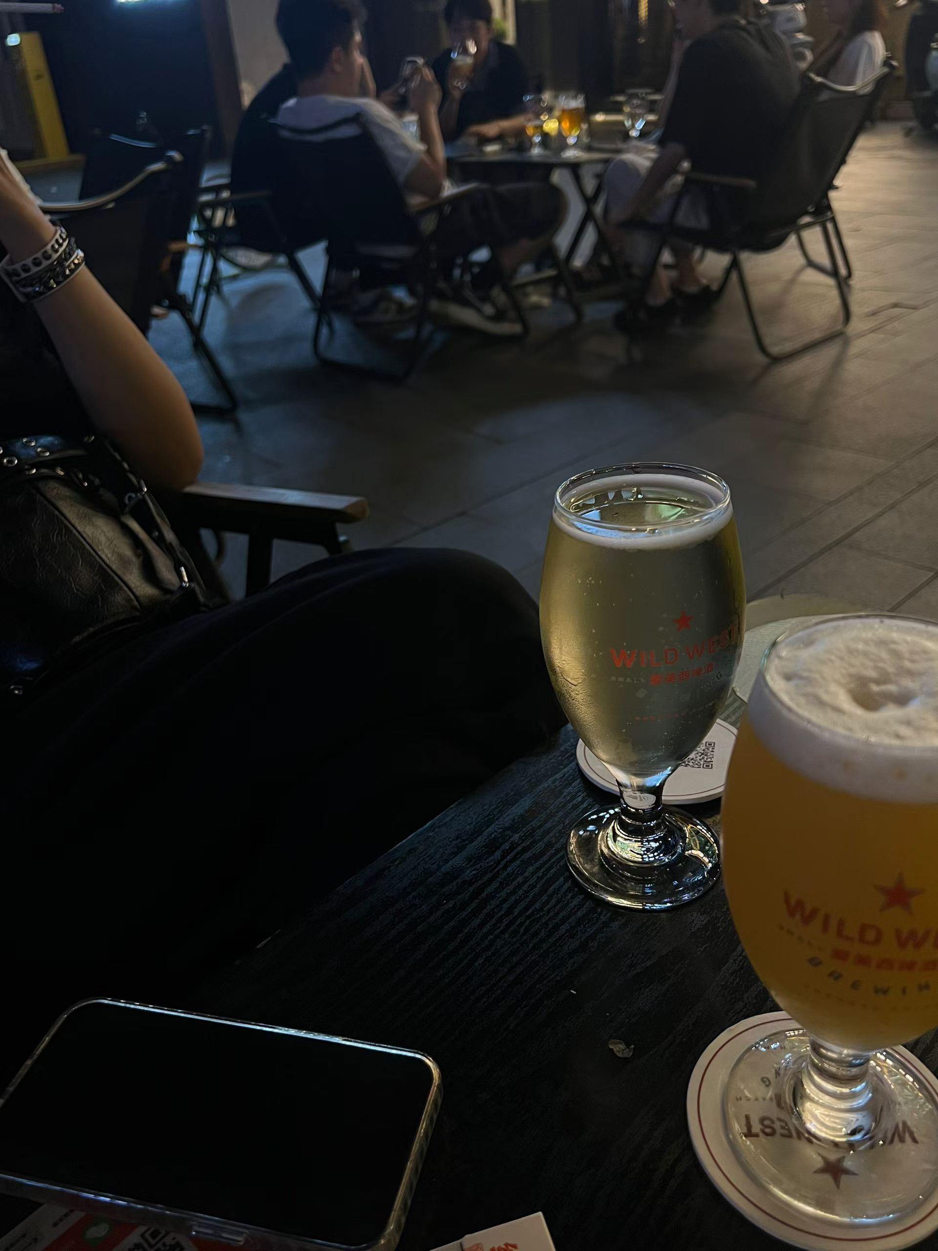 旅途中两位朋友举着车票合影