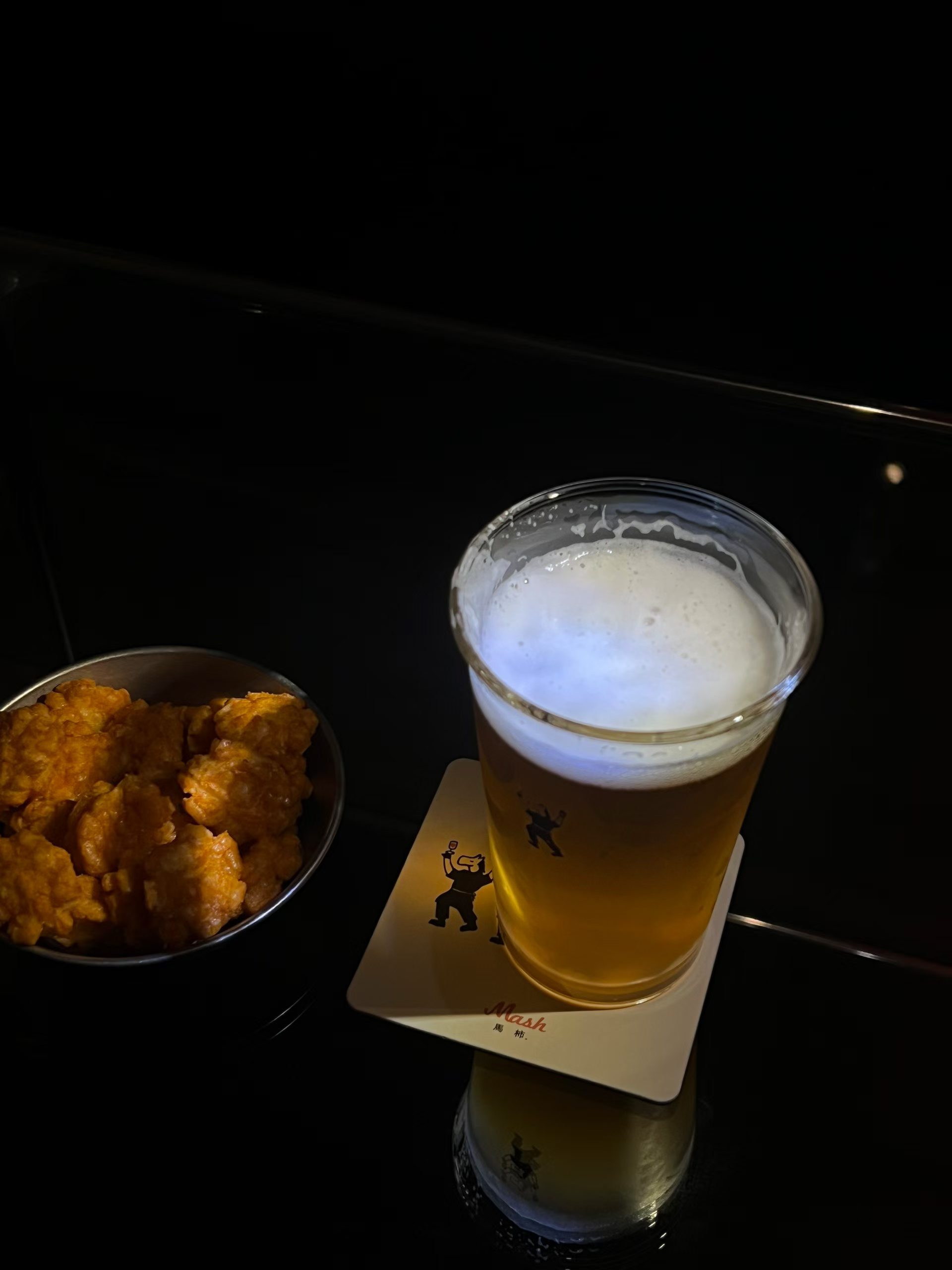 撑着油纸伞的东方女孩与倒影